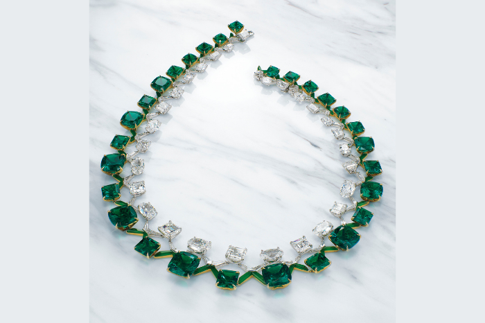Exceptionally rare and magnificently adorning collectibles gafencu magazine Boghossian Emerald and Diamond Double Rivière