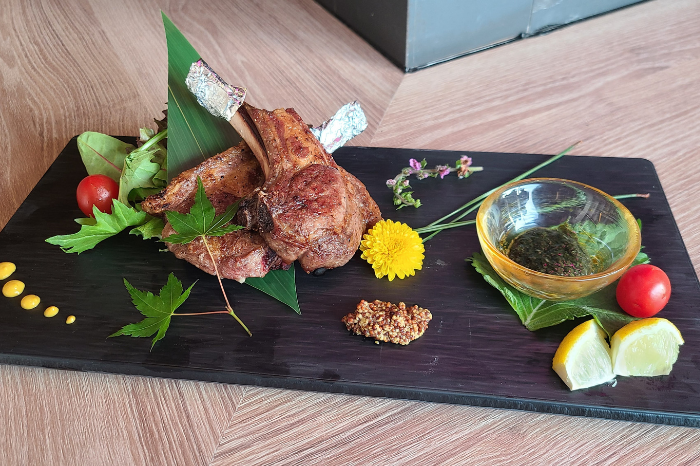 gafencu magazine dining taste Enso Good Delicious Japanese-style skewered chicken and stunning ocean views… lamb rack