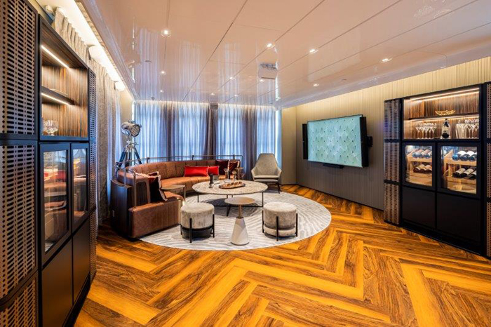 gafencu luxury lifestyle luxury living travel yachting Lantau Yacht Club discovery bay lounge