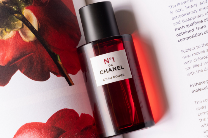 face-serums-101-a-guide-to-using-active-ingredients-skincare-chanel-N1_de_chanel_revitalising_serum-beauty-gafencu
