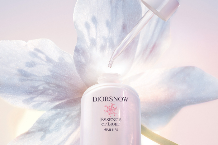 face-serums-101-a-guide-to-using-active-ingredients-skincare-dior-diorsnow_essence_of_light-beauty-gafencu
