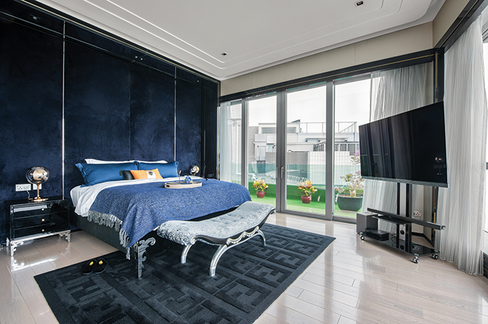 gafencu-home-tour-luxury-living-6300-square-feet-penthouse-cyberport-pokfulam-hongkong-bedroom